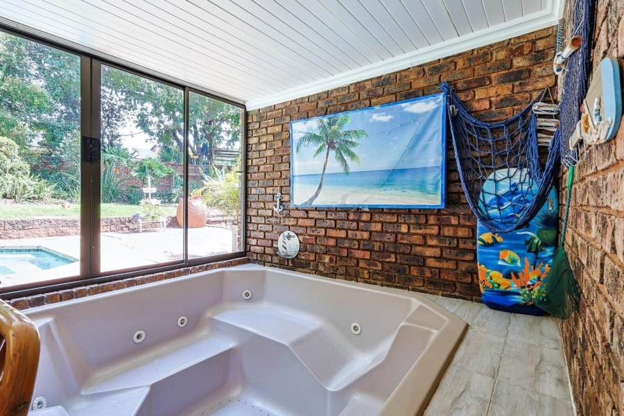 5 Bedroom Property for Sale in Faerie Glen Gauteng