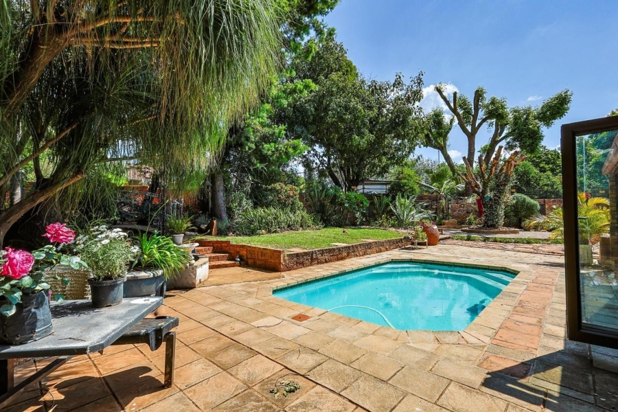 5 Bedroom Property for Sale in Faerie Glen Gauteng