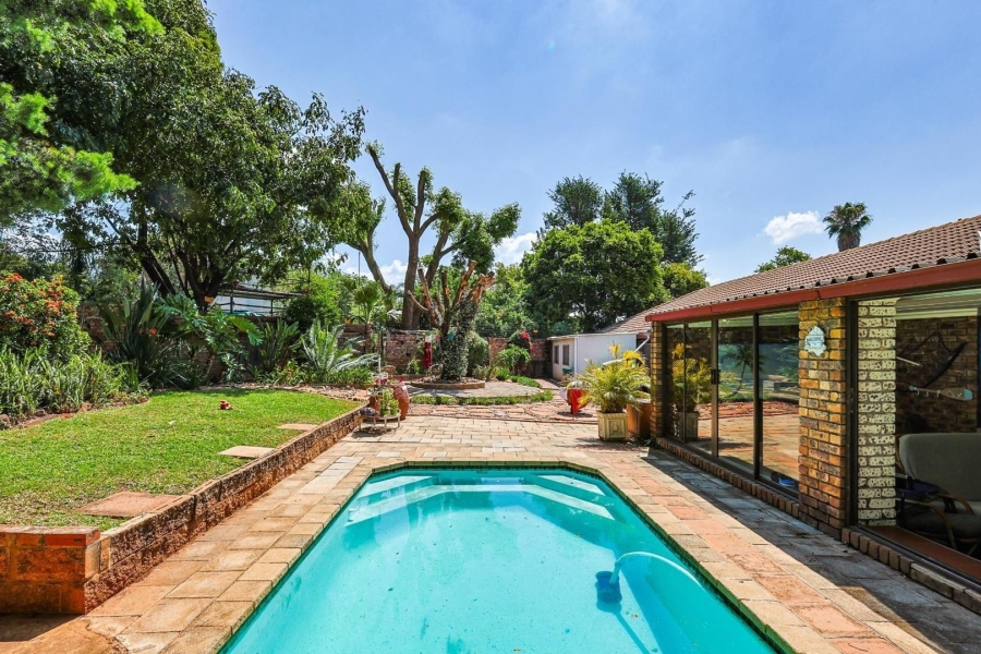 5 Bedroom Property for Sale in Faerie Glen Gauteng