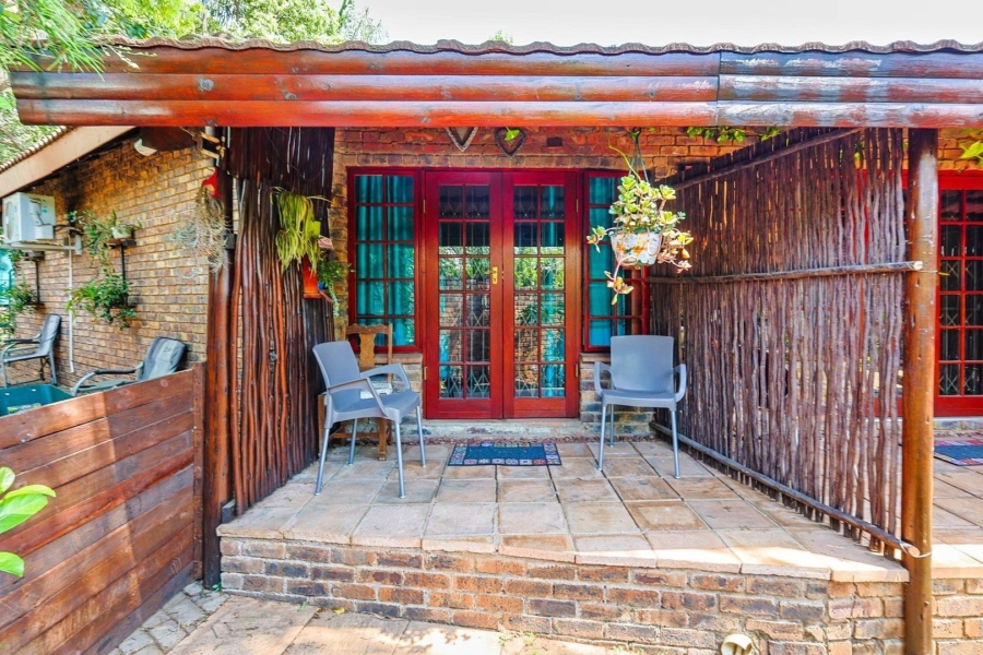 5 Bedroom Property for Sale in Faerie Glen Gauteng