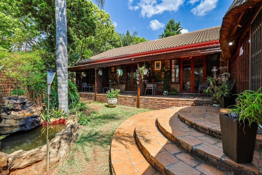 5 Bedroom Property for Sale in Faerie Glen Gauteng