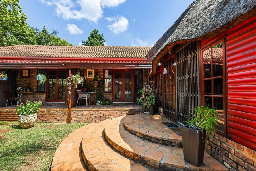 5 Bedroom Property for Sale in Faerie Glen Gauteng