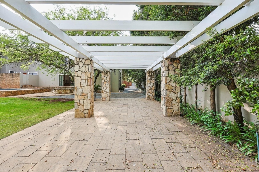 5 Bedroom Property for Sale in Silver Lakes Gauteng