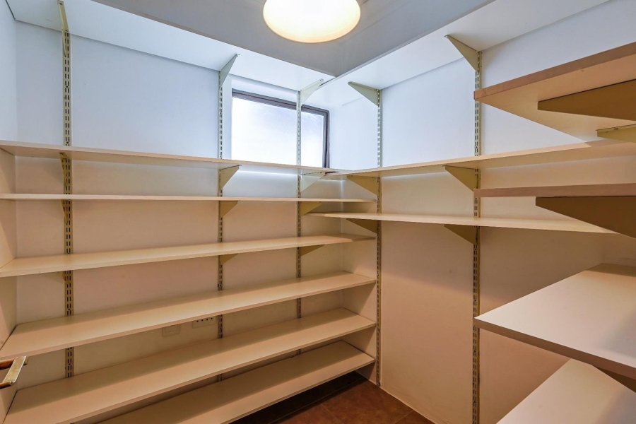 5 Bedroom Property for Sale in Silver Lakes Gauteng