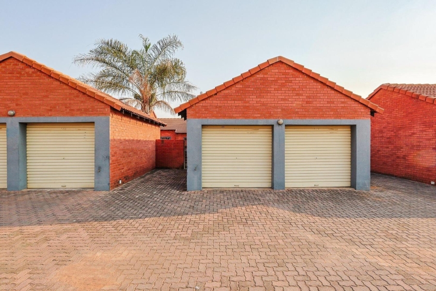 To Let 2 Bedroom Property for Rent in Equestria Gauteng