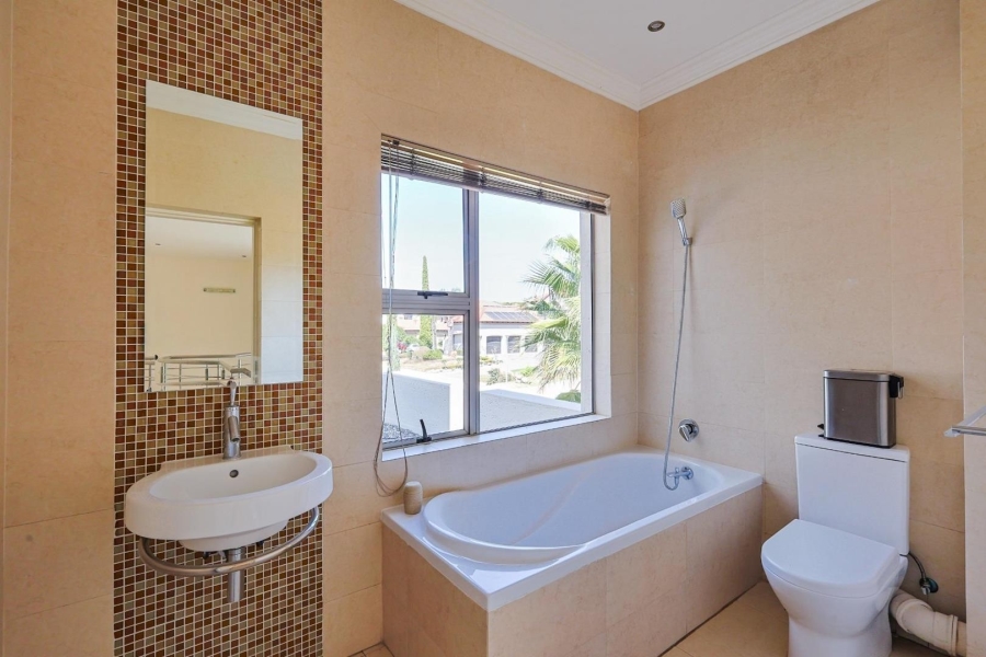 To Let 4 Bedroom Property for Rent in Silver Lakes Gauteng