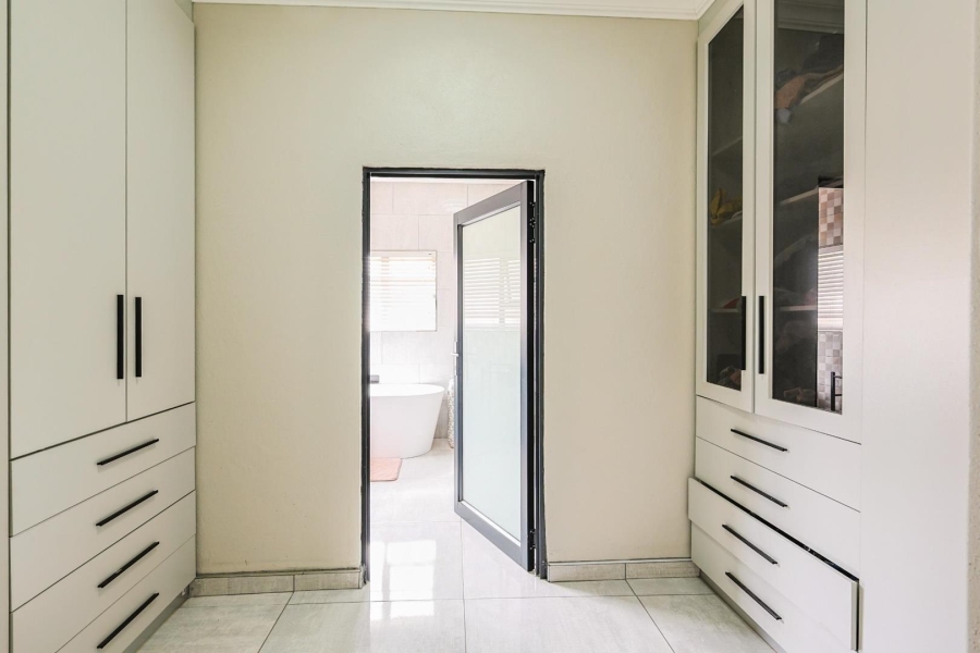 8 Bedroom Property for Sale in Mooikloof Gauteng