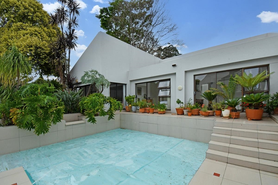 5 Bedroom Property for Sale in Benmore Gardens Gauteng