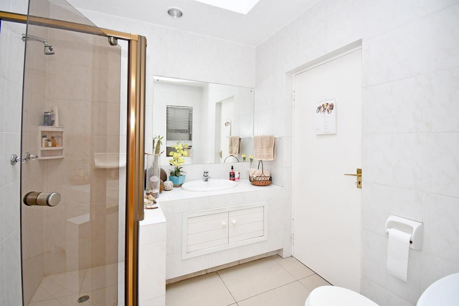 5 Bedroom Property for Sale in Benmore Gardens Gauteng