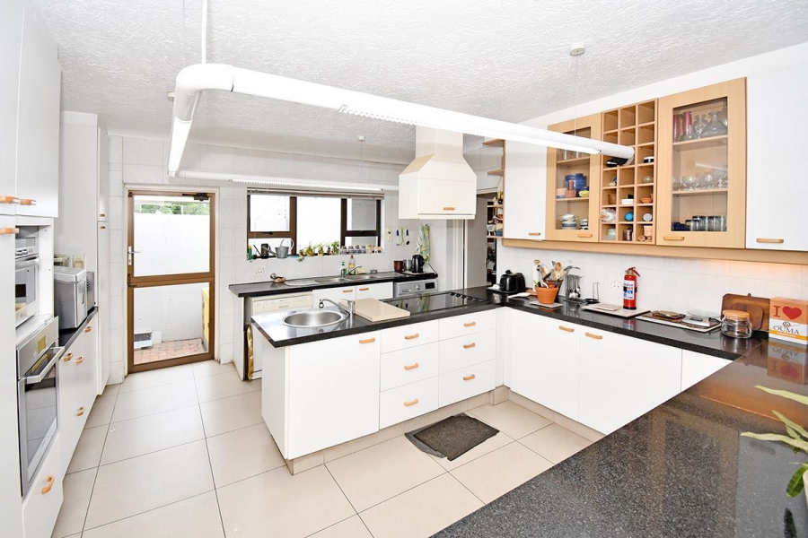 5 Bedroom Property for Sale in Benmore Gardens Gauteng