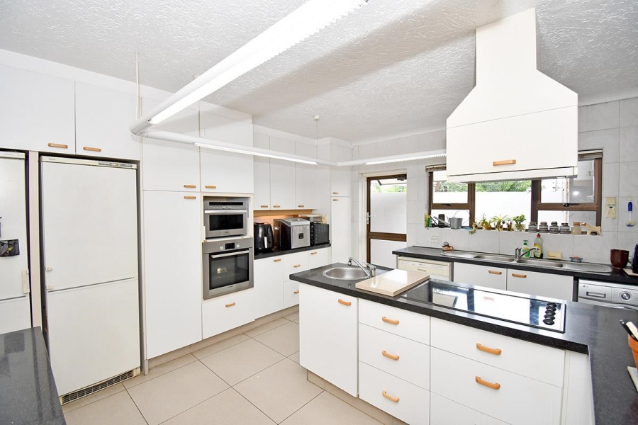 5 Bedroom Property for Sale in Benmore Gardens Gauteng