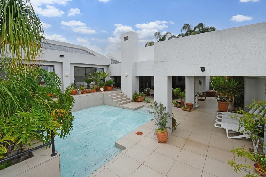 5 Bedroom Property for Sale in Benmore Gardens Gauteng