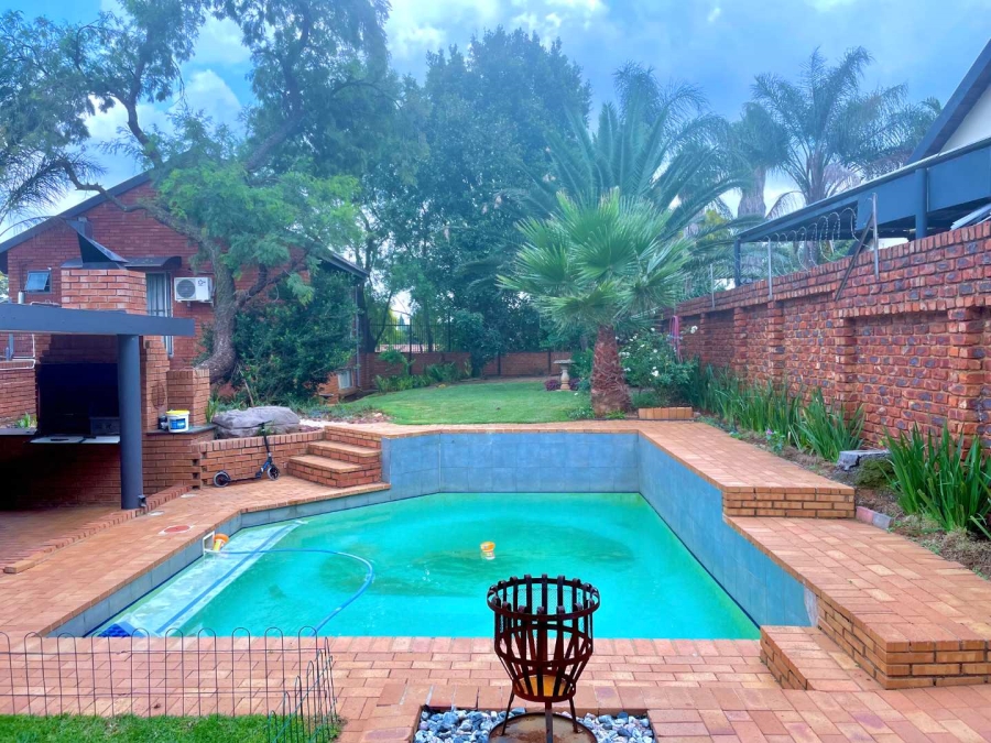 5 Bedroom Property for Sale in Garsfontein Gauteng