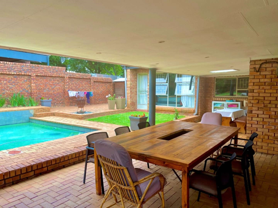 5 Bedroom Property for Sale in Garsfontein Gauteng