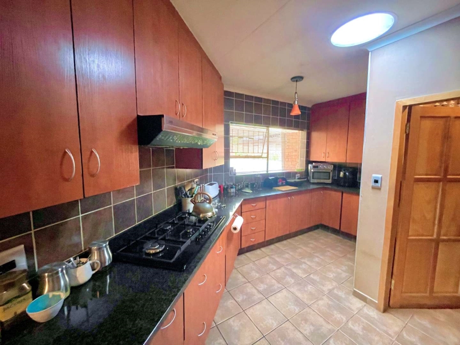 5 Bedroom Property for Sale in Garsfontein Gauteng