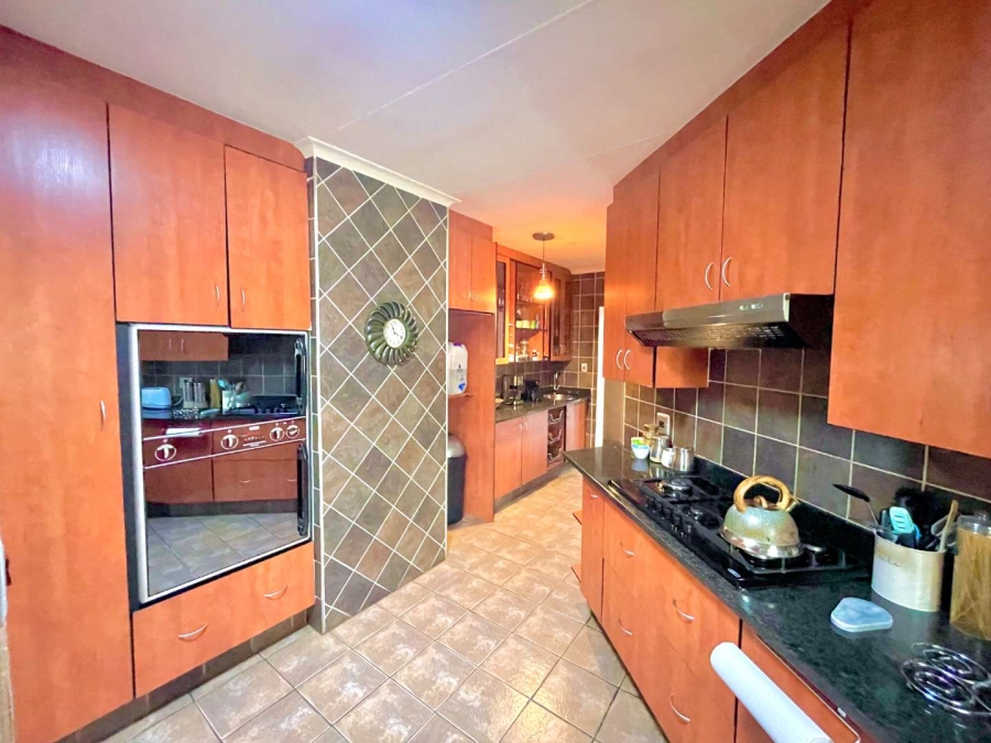 5 Bedroom Property for Sale in Garsfontein Gauteng