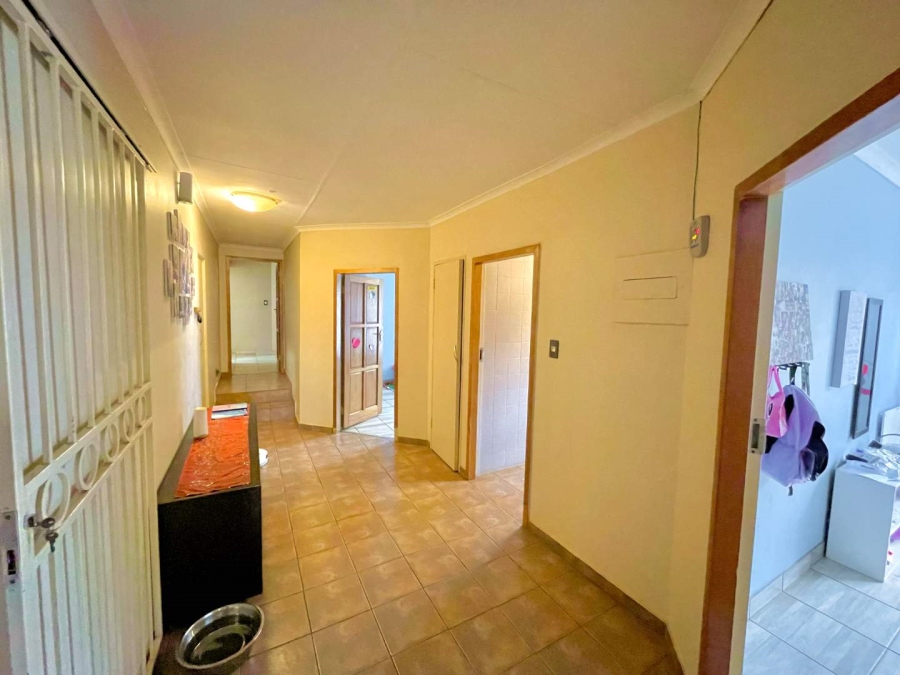 5 Bedroom Property for Sale in Garsfontein Gauteng