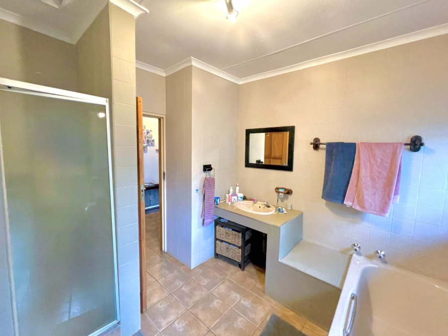 5 Bedroom Property for Sale in Garsfontein Gauteng