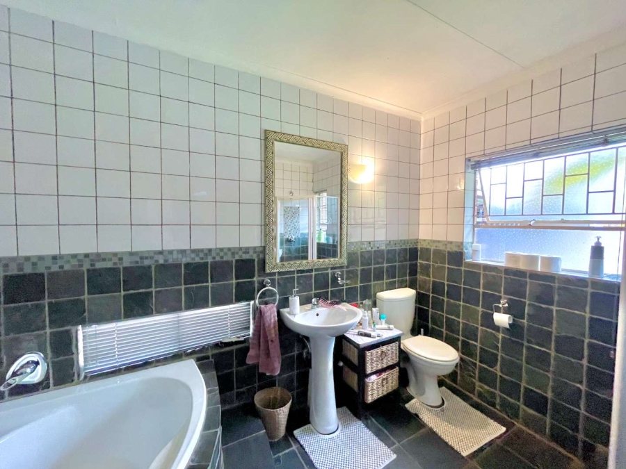 5 Bedroom Property for Sale in Garsfontein Gauteng