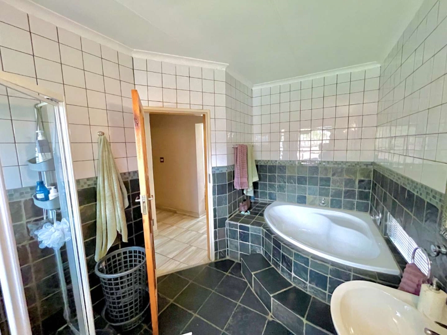 5 Bedroom Property for Sale in Garsfontein Gauteng