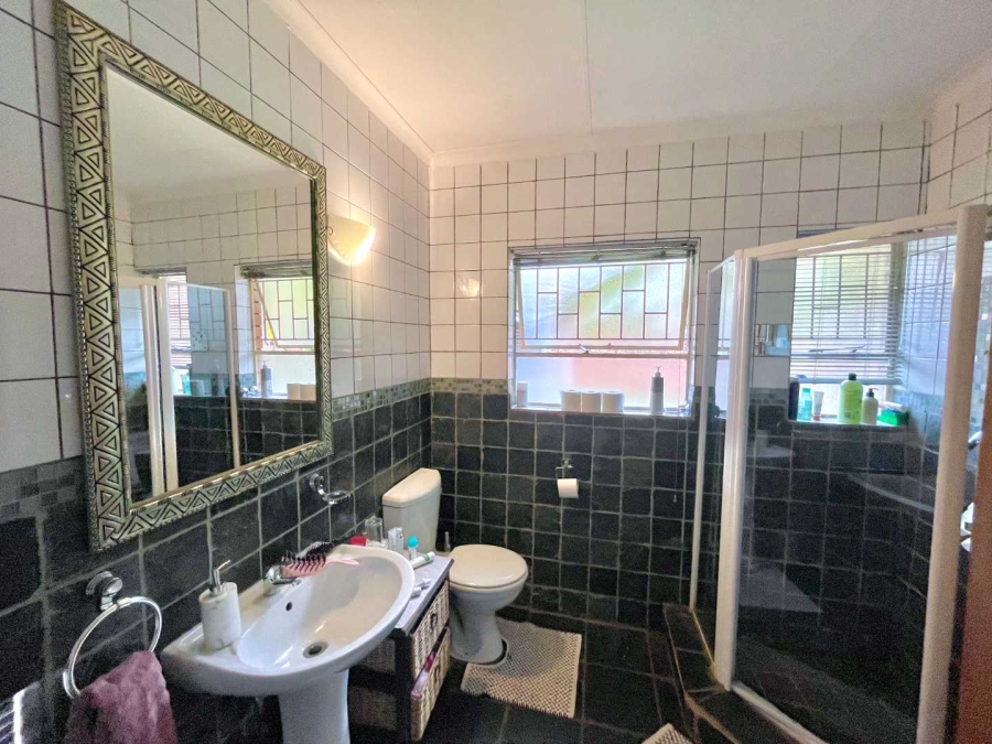 5 Bedroom Property for Sale in Garsfontein Gauteng