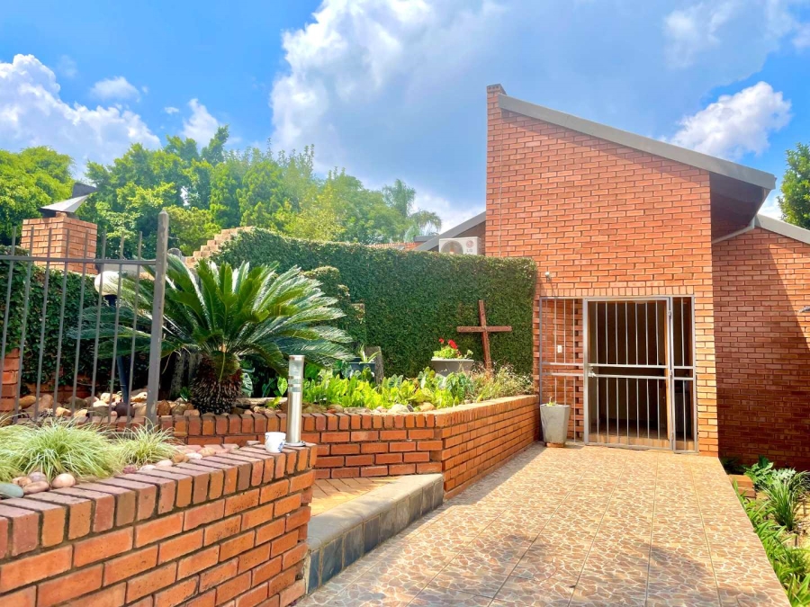 5 Bedroom Property for Sale in Garsfontein Gauteng