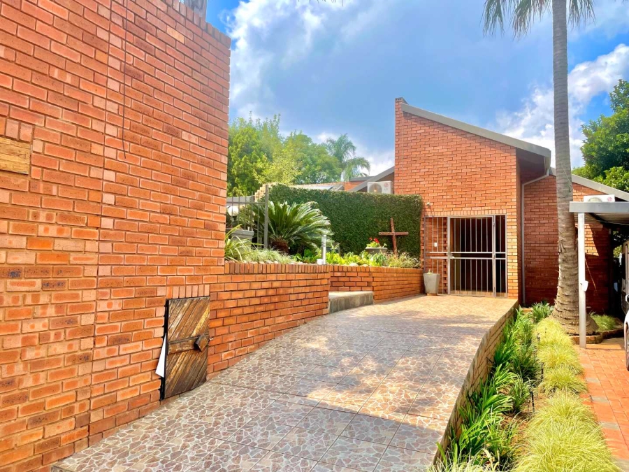 5 Bedroom Property for Sale in Garsfontein Gauteng