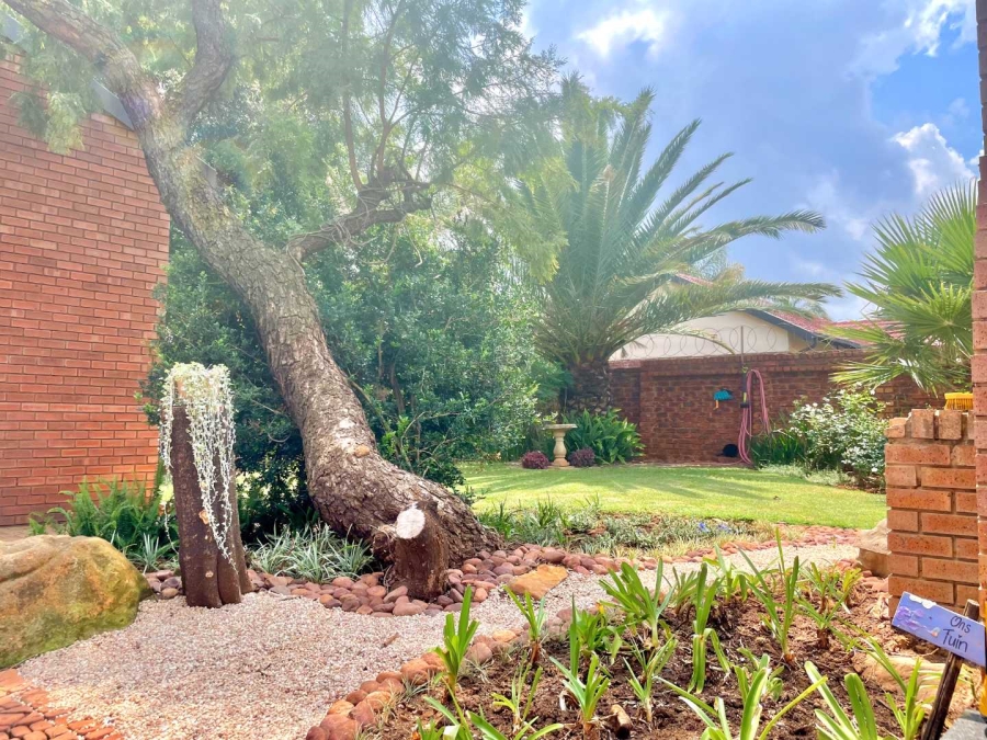 5 Bedroom Property for Sale in Garsfontein Gauteng