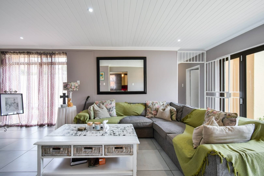 4 Bedroom Property for Sale in Faerie Glen Gauteng