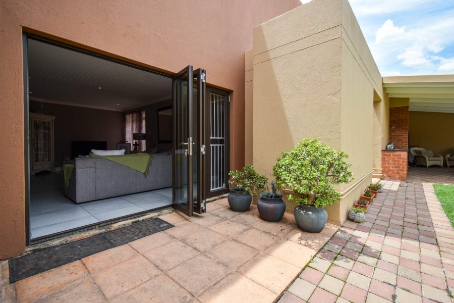 4 Bedroom Property for Sale in Faerie Glen Gauteng