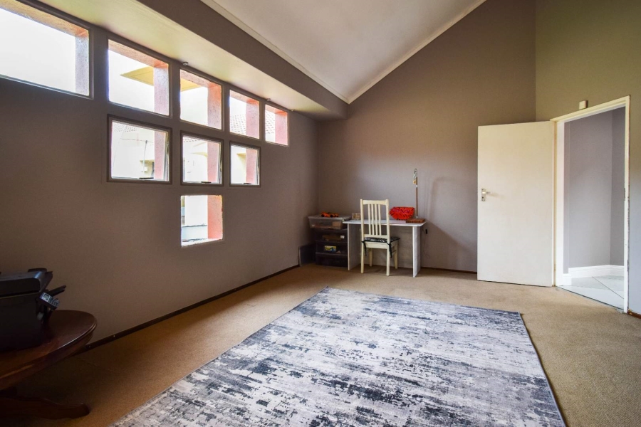 4 Bedroom Property for Sale in Faerie Glen Gauteng