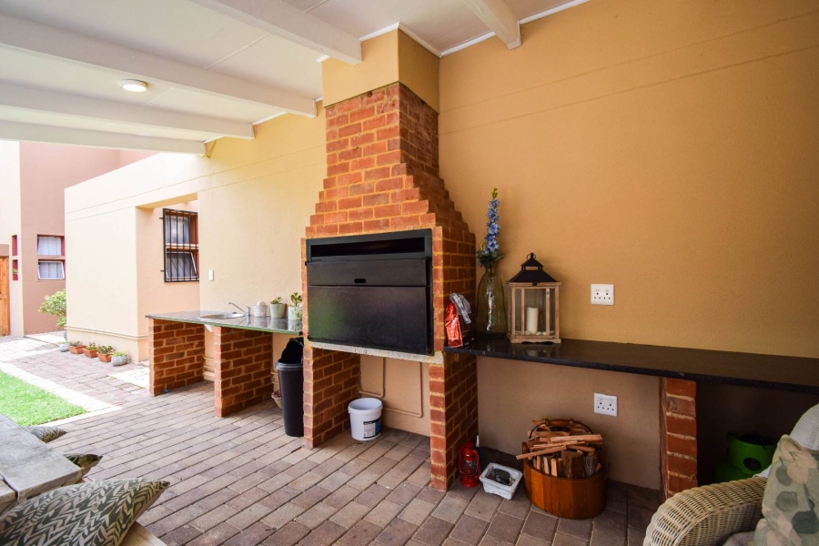 4 Bedroom Property for Sale in Faerie Glen Gauteng