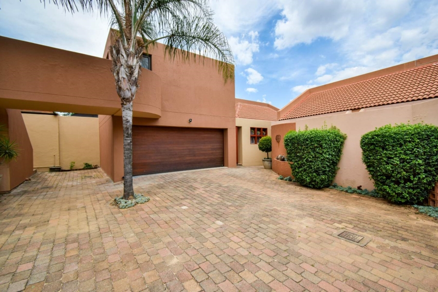 4 Bedroom Property for Sale in Faerie Glen Gauteng