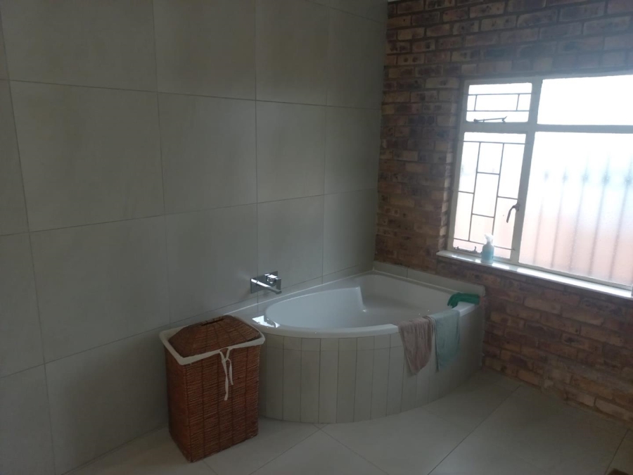 5 Bedroom Property for Sale in Monument Park Ext 2 Gauteng