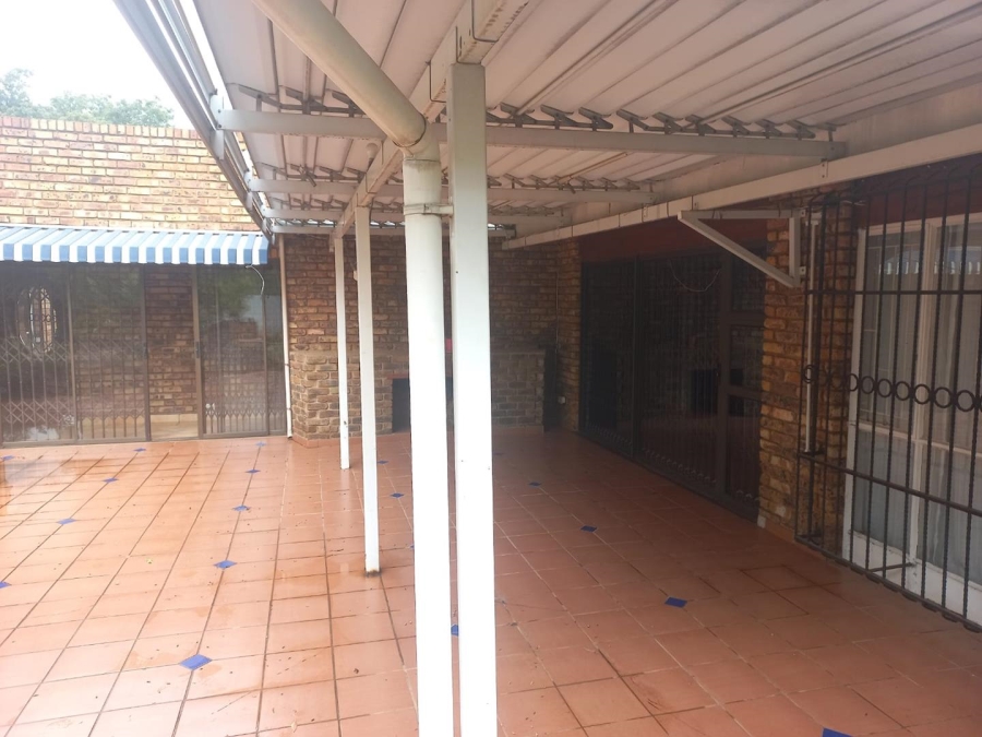 5 Bedroom Property for Sale in Monument Park Ext 2 Gauteng