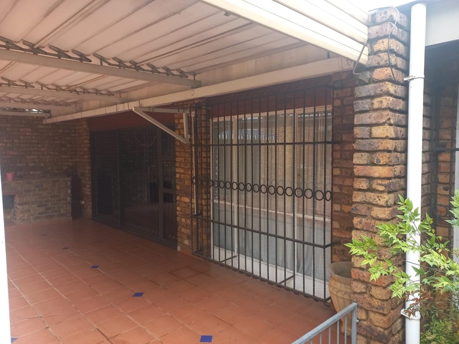 5 Bedroom Property for Sale in Monument Park Ext 2 Gauteng