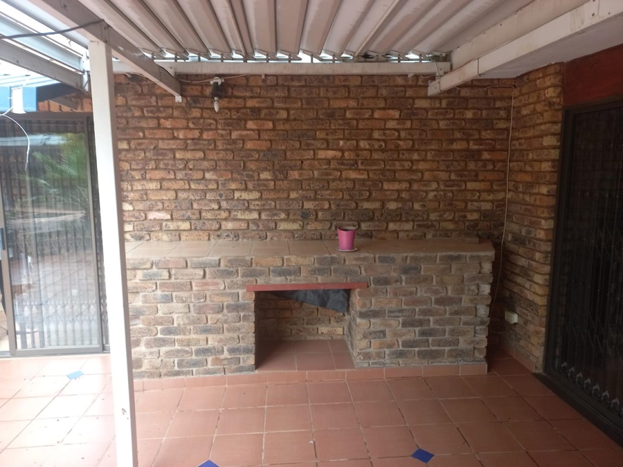 5 Bedroom Property for Sale in Monument Park Ext 2 Gauteng