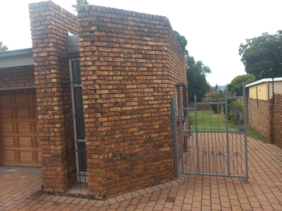 5 Bedroom Property for Sale in Monument Park Ext 2 Gauteng
