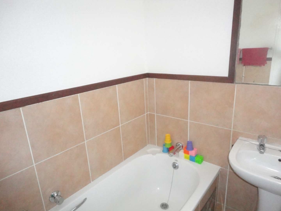 To Let 2 Bedroom Property for Rent in Magaliessig Gauteng