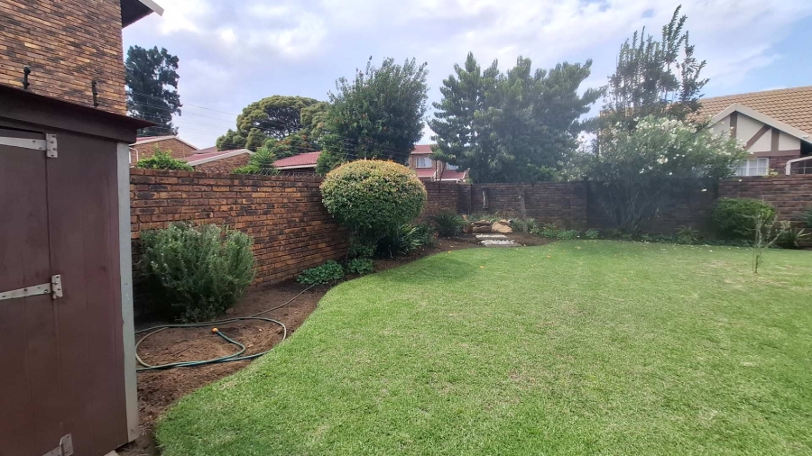 To Let 2 Bedroom Property for Rent in Brackenhurst Gauteng