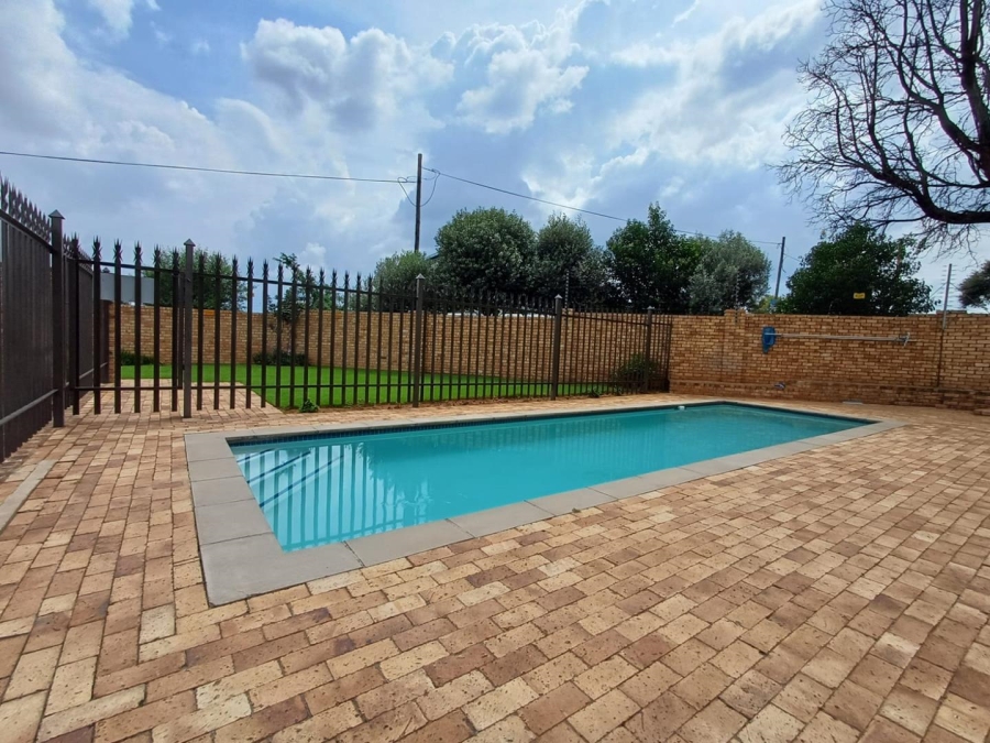 To Let 2 Bedroom Property for Rent in Honeydew Gauteng