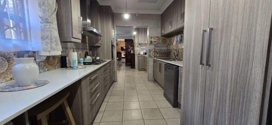 5 Bedroom Property for Sale in Brackendowns Gauteng