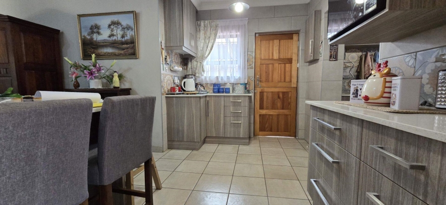 5 Bedroom Property for Sale in Brackendowns Gauteng