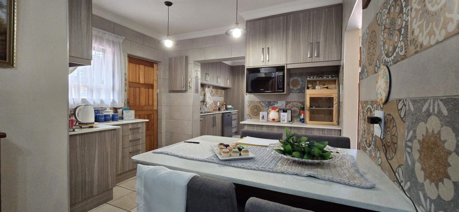 5 Bedroom Property for Sale in Brackendowns Gauteng