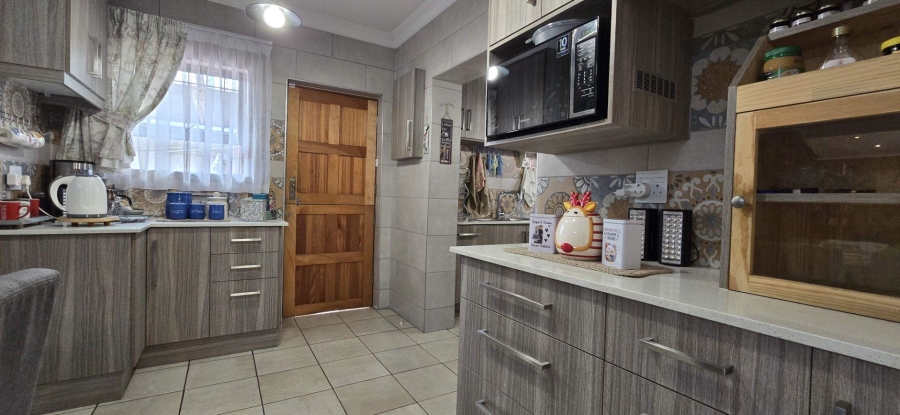 5 Bedroom Property for Sale in Brackendowns Gauteng