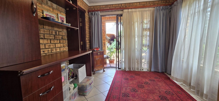 5 Bedroom Property for Sale in Brackendowns Gauteng