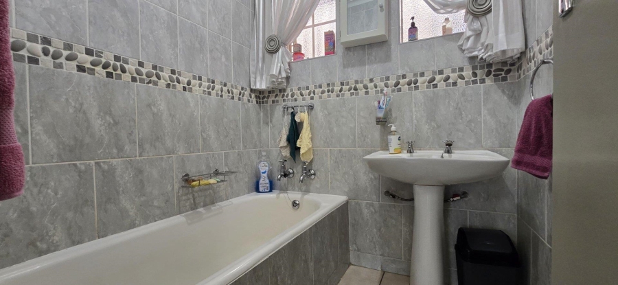 5 Bedroom Property for Sale in Brackendowns Gauteng