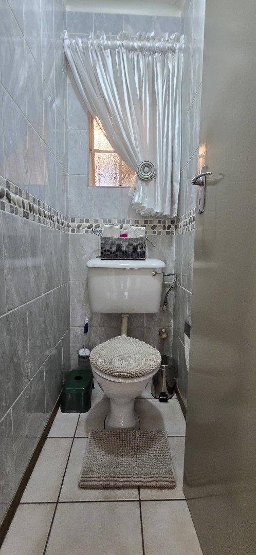 5 Bedroom Property for Sale in Brackendowns Gauteng