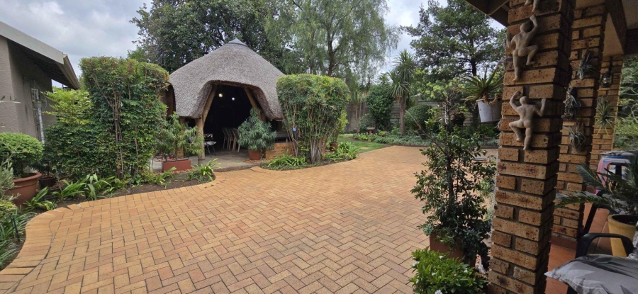 5 Bedroom Property for Sale in Brackendowns Gauteng
