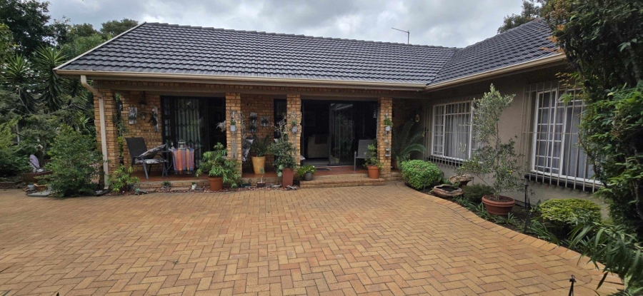 5 Bedroom Property for Sale in Brackendowns Gauteng